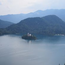 湖面にはブレッド島が瞳のように浮かんでいます