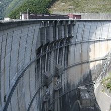 ダムのすぐ横に資料館があります