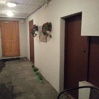 外から突き当りのドアを抜けた所