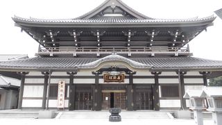 都内の一等地に在る。