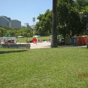 ボンバレ広場の北側に広がる公園です。