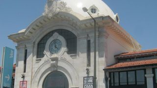 市場の中には食事もできるエリアがあります。