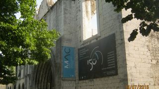 18世紀の大震災の被害を今も残しています。