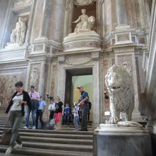 左右にライオンが鎮座する、有名な大階段