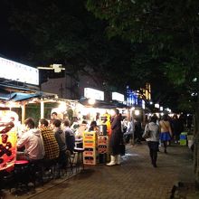 屋台街　どこのお店もお客さんでいっぱいです。