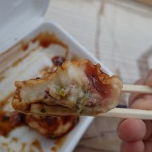 確かに飛騨牛が入ってる。タコと一緒に。