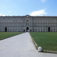 凹凸がない宮殿外観、部屋数1200を有する