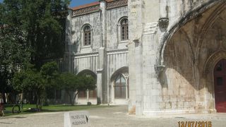 ジェロニモ修道院の一部が海洋博物館になっています。