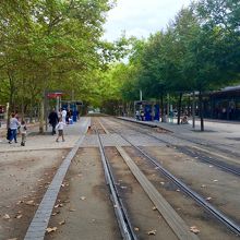 正面がトラムの駅です。