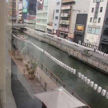 窓際の席から道頓堀川が見える