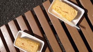 築地で気軽に食べ歩きできる卵焼き！