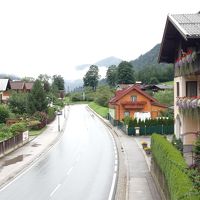 テラスよりホテル前の道路を撮る。この道が山岳道路に続きます