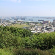 港を望む。写真の中央付近に戦時中日本の軍艦が停泊。