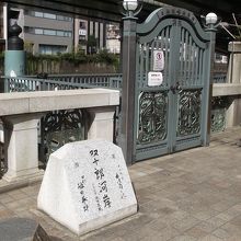 石碑と船着場出入口 (左手が日本橋)