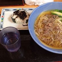 肉そばとおにぎり昆布
