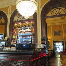 ゴージャスな店内