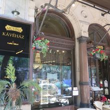 外の席は中の席より人気です。