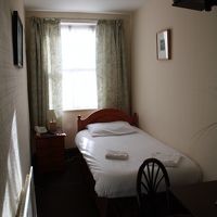 個室は日本のビジネスホテル並みの広さ。テレビあり。