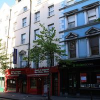 入口は赤い枠が目印のレストランの脇。分かりづらいので注意。