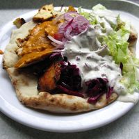 宿の斜め前にはイラン料理のファストフード、ザイトゥーンが。