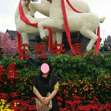 正面のオブジェは季節によって変わります