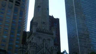 摩天楼のなかに歴史的建造物