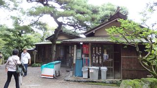 霞ヶ池を眺めながら食事ができる内橋亭