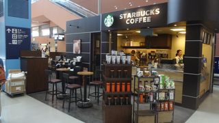 到着ロビー階のスタバ