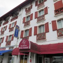 リュズの駅前のこのホテル近くにバス停があります