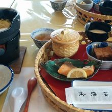 朝食　和食だが、これに焼きたてあんぱんが付く。