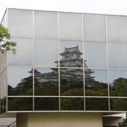 壁面のガラス窓に姫路城が映ります