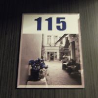 ドアにブルッセル写真が付いている