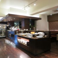 朝食会場の階段登って色々ありますが。。種類はそんなでもない