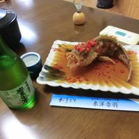 宿の自慢料理‥メバルの唐揚げです。地酒と頂きます。