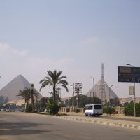 右側のはるか向こうに３個目のピラミッドが見えます