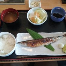 プノンペンで秋刀魚定食食べました。