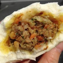 カレーまんは豆が入った本格派