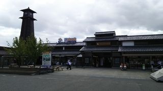 少し入り組んだ場所に位置します