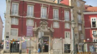 ポルタス・ド・ソル広場に面してあります。