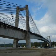 一番賑やかなコロール島と首都や国際空港があるバベルダオブ島を結ぶ橋。徒歩でも渡れます。