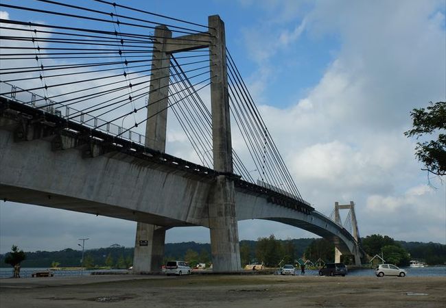 一番賑やかなコロール島と首都や国際空港があるバベルダオブ島を結ぶ橋。徒歩でも渡れます。