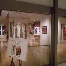 ギャラリー内の光景 (右手が出入口)