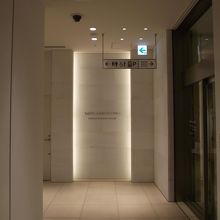 ４階フロアの一角 (右手がギャラリー出入口)