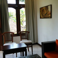 窓の下には美しいプール