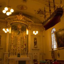 建物内部です。帆船模型が素敵