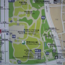 新宿中央公園の全体的施設配置図です。広く南北にわたっています