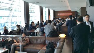 朝はベーグルあり。眺めが良いラウンジ。