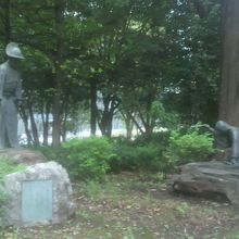 公園内には、故事に由来する各種の銅像や記念碑があります。