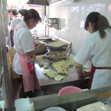 店内で作っています。