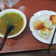 金彪生煎４ヶ　５元。牛肉湯（カレー味）　７元。